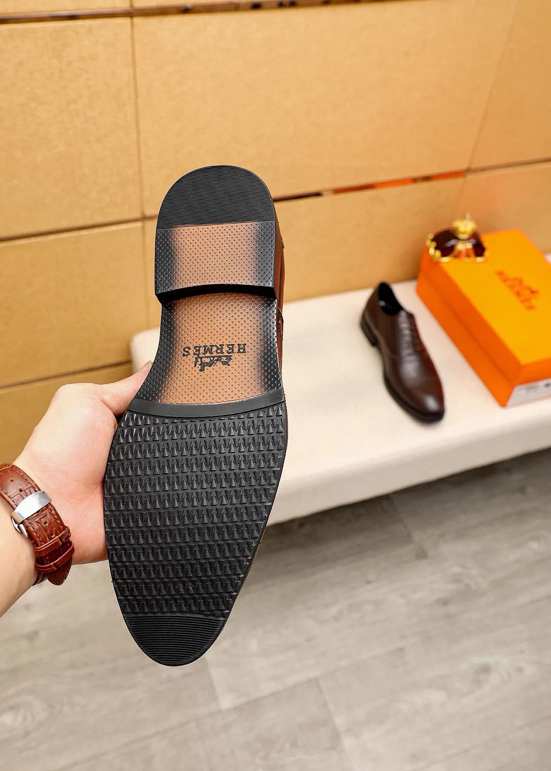 Men's shoes 💰480 💐 Product trademark: HERMES "Hermès" business leather shoes Regular size: 38-44 (45🉑️customized) Product materials: Selected imported first-layer pebbled calfskin upper, imported water-dyed 🐂 cowhide lining. Strong three-dimensional visual effect, non-slip and wear-resistant combination outsole Color: 2⃣️colors available
